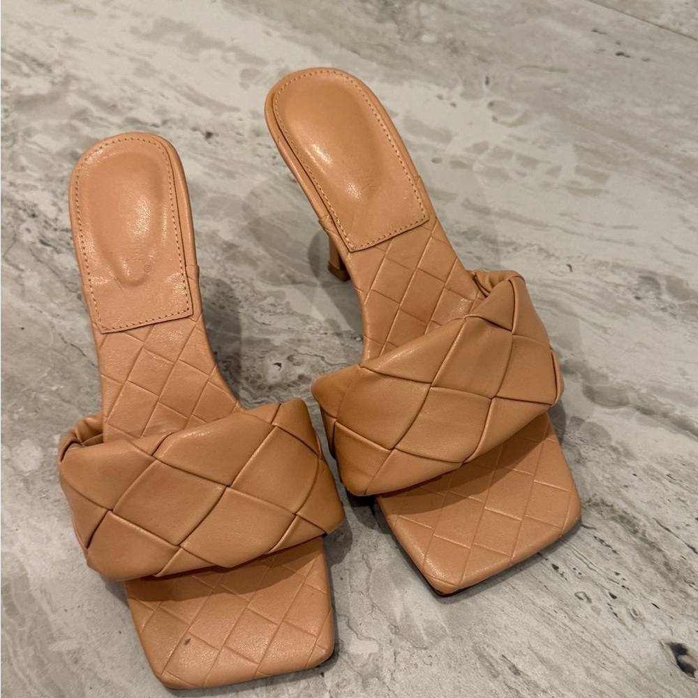 Tan Heeled Shoes with Woven Design